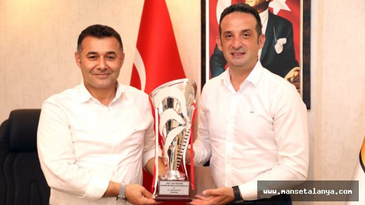 Hokey takımı kupasıyla Başkan Yücel'i ziyaret etti!