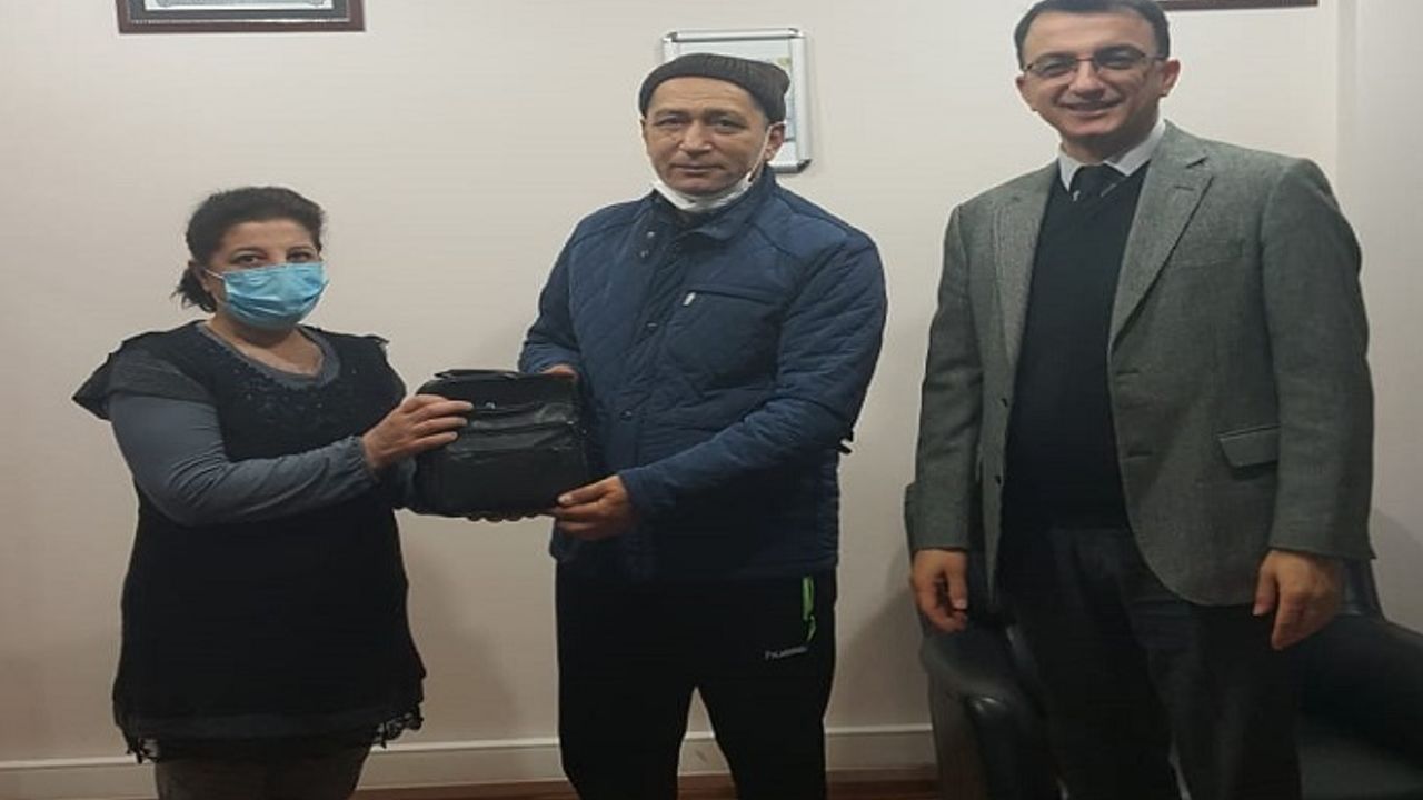 Alanya'da içi döviz ve TL dolu çanta buldu!