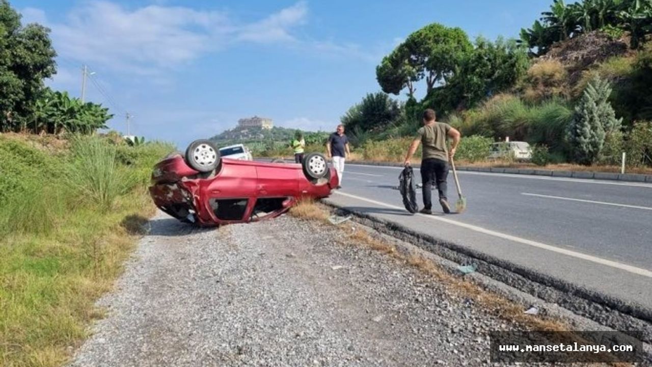 Alanya'da köpeğe çarpan otomobil takla attı