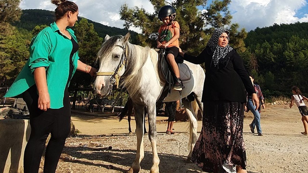 GÖRME ENGELLİLERİN AT BİNME HEYECANI