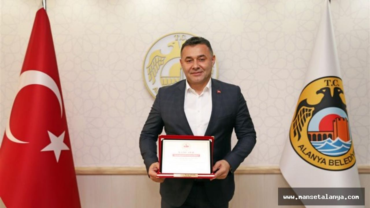 BAŞKAN YÜCEL’E “YILIN EN BAŞARILI BELEDİYE BAŞKANI” ÖDÜLÜ