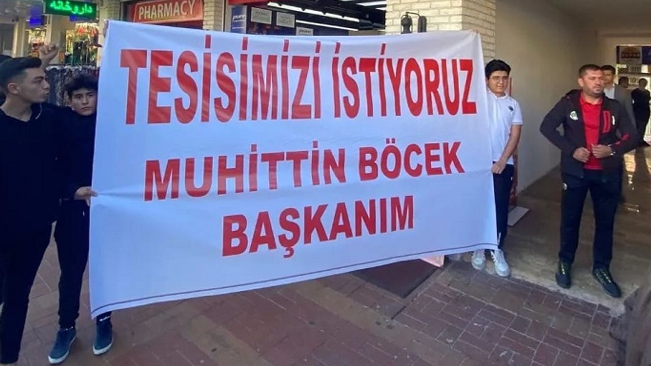 BÖCEK PANKARTI GÖRDÜ, MORALİ BOZULDU, TARTIŞTI, AKABİNDE İSE TARAFTARLARI KABUL ETTİ