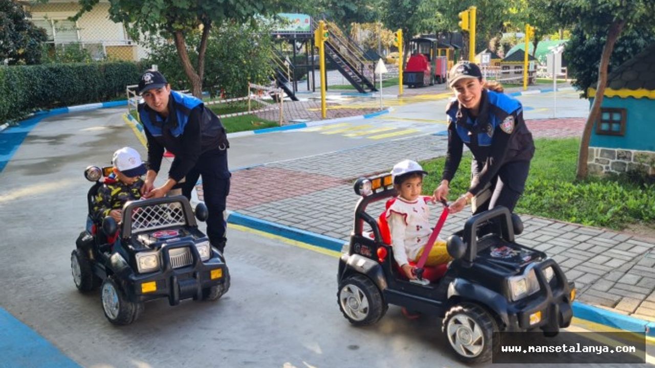 ALANYA'DA " AİLEMİN TRAFİK POLİSİYİM" PROJESİ KAPSAMINDA ÖĞRENCİLERE TRAFİK EĞİTİMİ VERİLİYOR