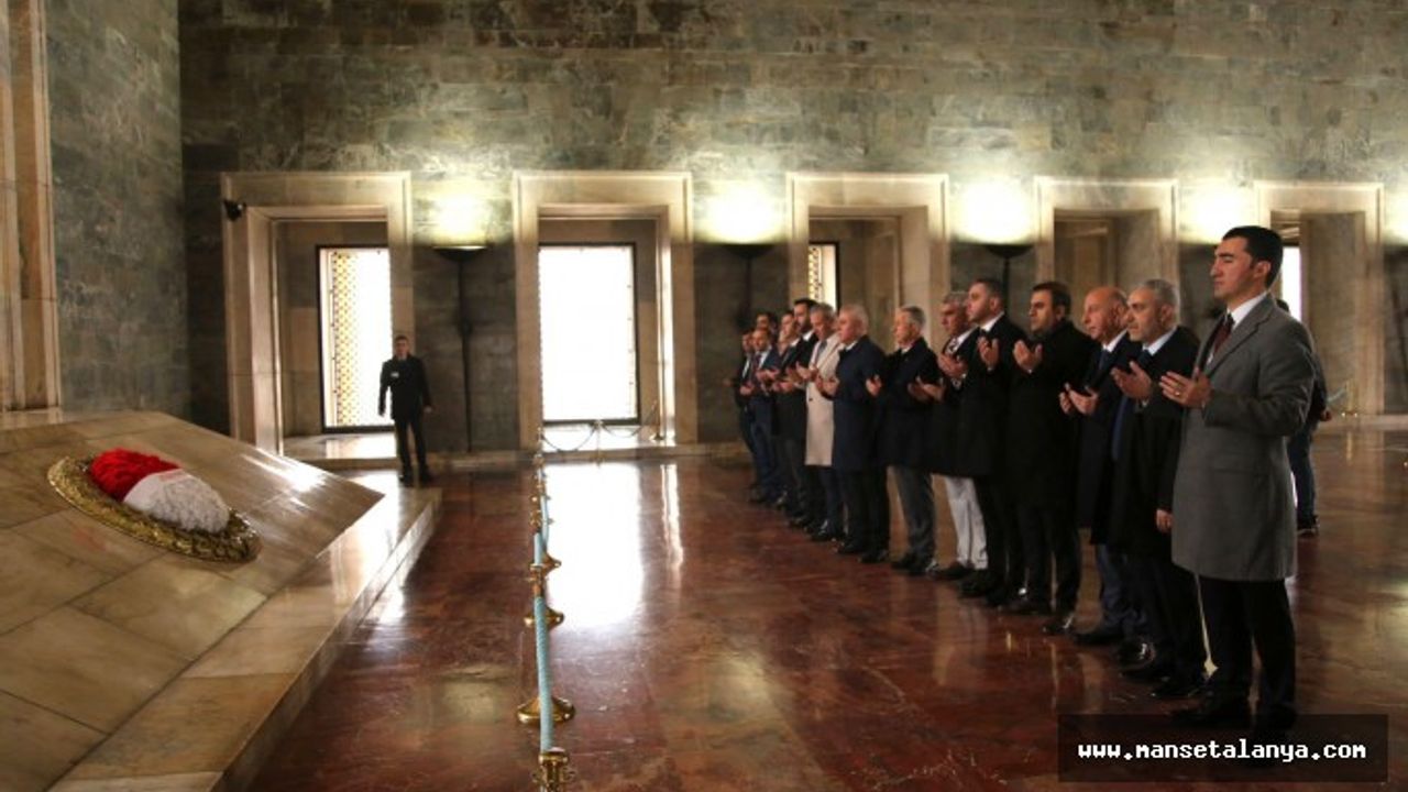ALANYA TİCARET VE SANAYİ ODASI YÖNETİMİ ATA'NIN HUZURUNDA ELLERİNİ AÇIP DUA ETTİLER