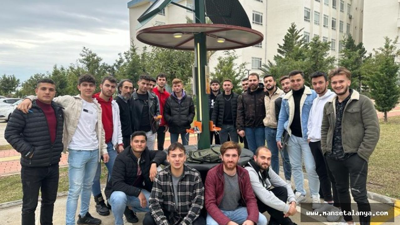 ALKÜ’LÜ ÖĞRENCİLERDEN GÜNEŞ ENERJİLİ ŞARJ İSTASYONU