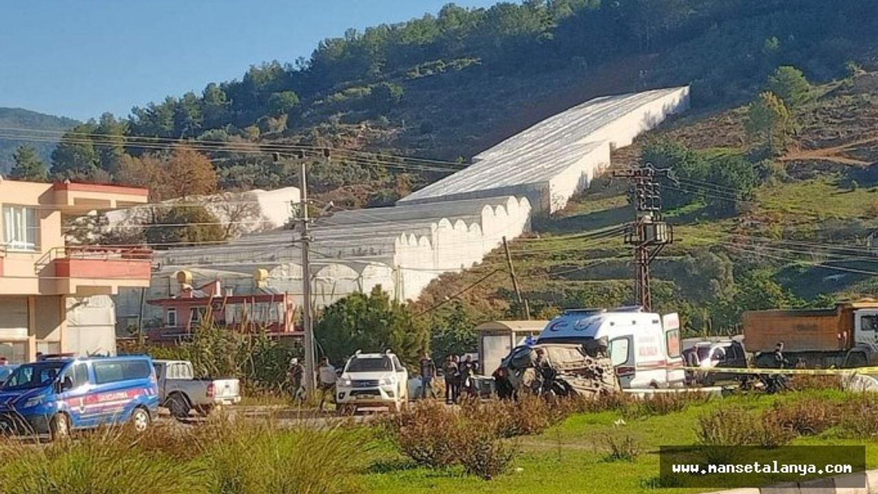ALANYA'DA İKİ OTOMOBİLİN ÇARPIŞTIĞI KAZADA BAYAN SÜRÜCÜ HAYATINI KAYBETTİ!