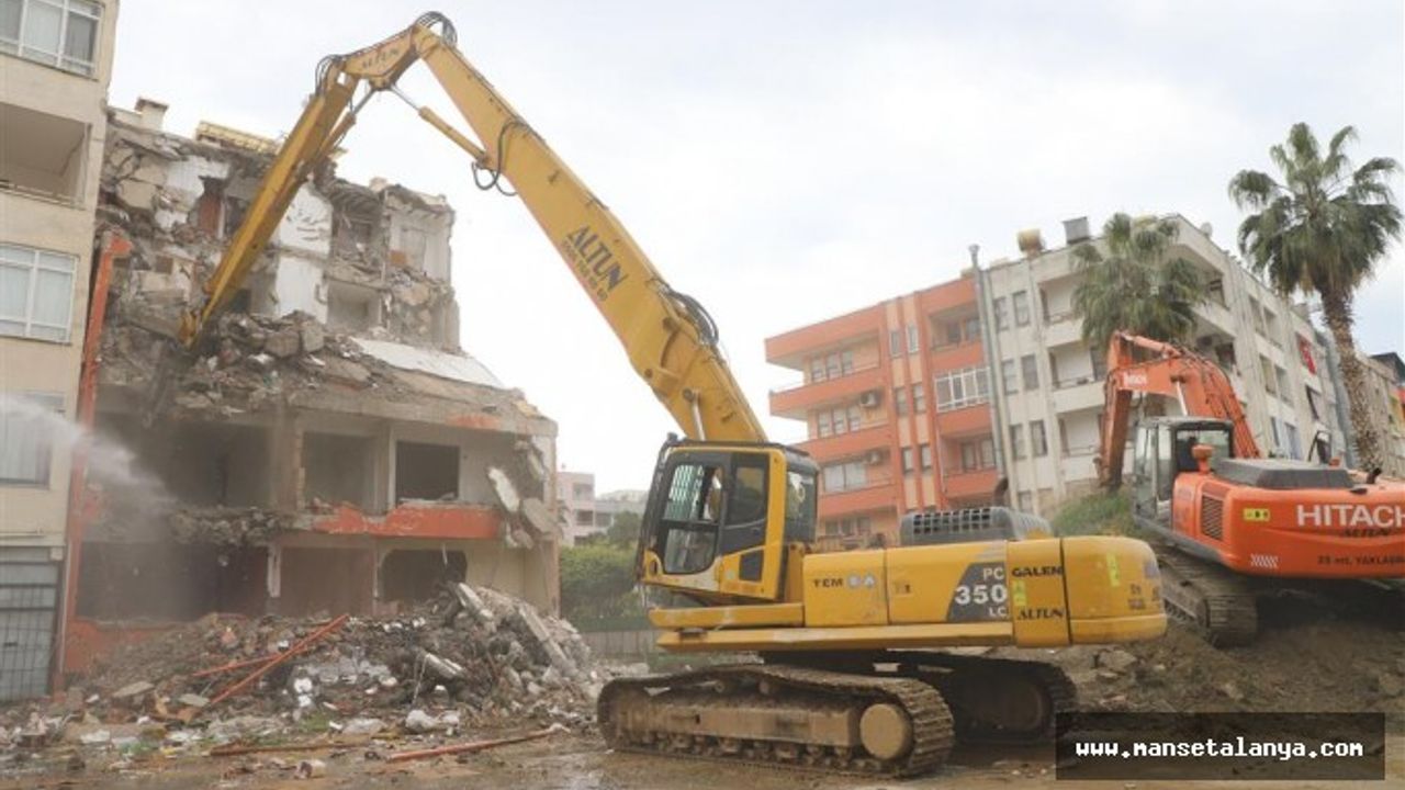 ALANYA BELEDİYESİ KENT GENELİNDEKİ RİSKLİ BİNALAR YIKIYOR. İLK YIKIM MAHMUTLAR'DA GERÇEKLEŞTİ!