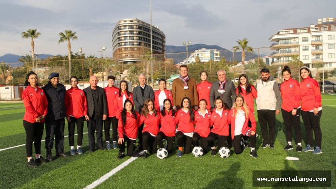 ALANYA'DA KAMP YAPAN KADIN FUTBOL TAKIMINA ALTSO BAŞKANI ERDEM'DEN DESTEK