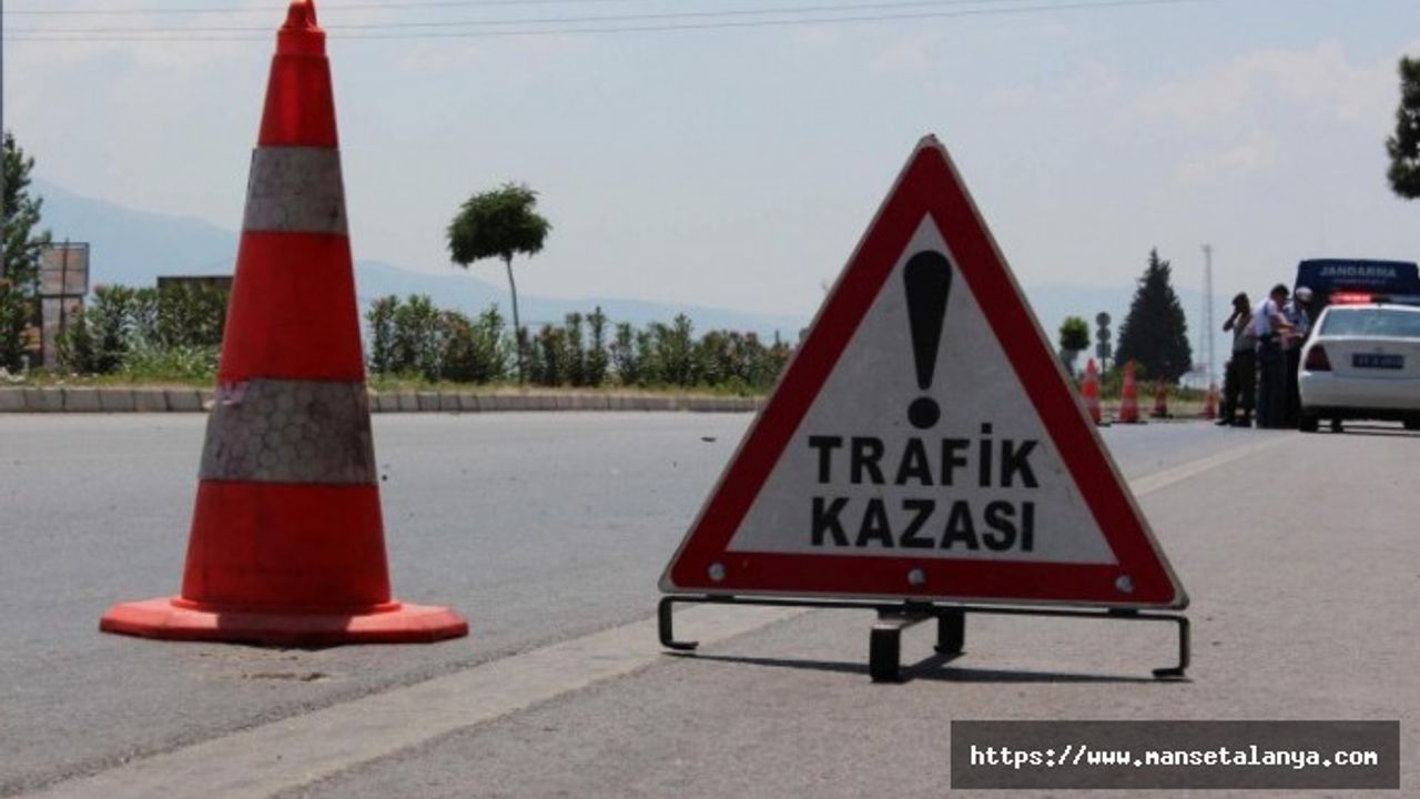 ALANYA KONAKLI'DA OTEL SERVİSİ DEVRİLDİ: 13 YARALI