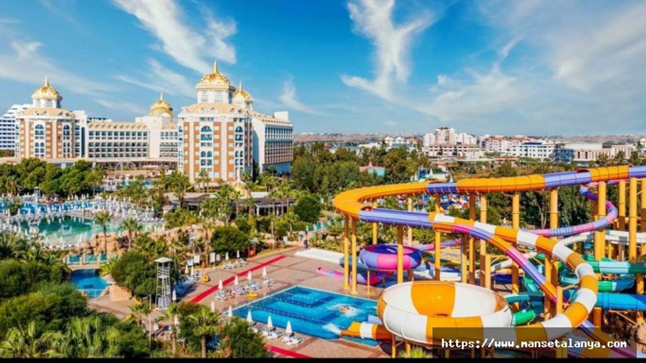 Yerleşik yabancılar kendi evlerini, yabancı turistlere kiraya veriyor ancak turistlerin önceki yıllarda kalan kol bantlarını kullanarak otellerde bütün gün zaman geçiriyor!