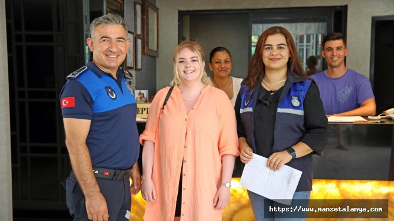 ZABITALAR BULDUĞU ÇANTAYI İNGİLİZ TURİSTE TESLİM ETTİ