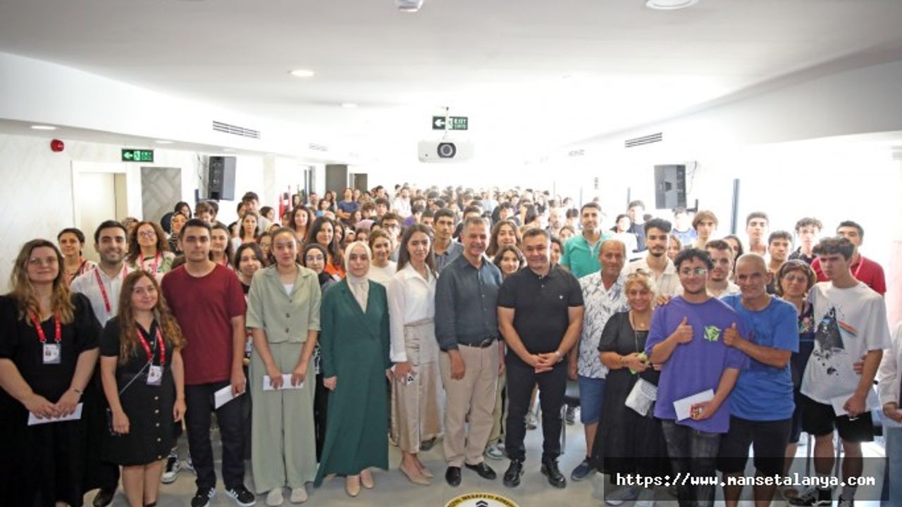 BAŞKAN YÜCEL YKS’DE İLK ON BİNE GİREN ÖĞRENCİLERİ ÖDÜLLENDİRDİ