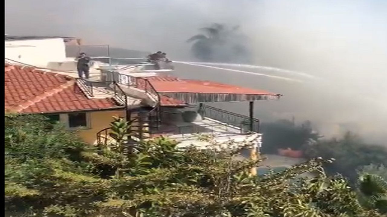 Küçükhasbahçe mahallesindeki yangından sıcak görüntüler. Bazı villaların çatıları yandı!
