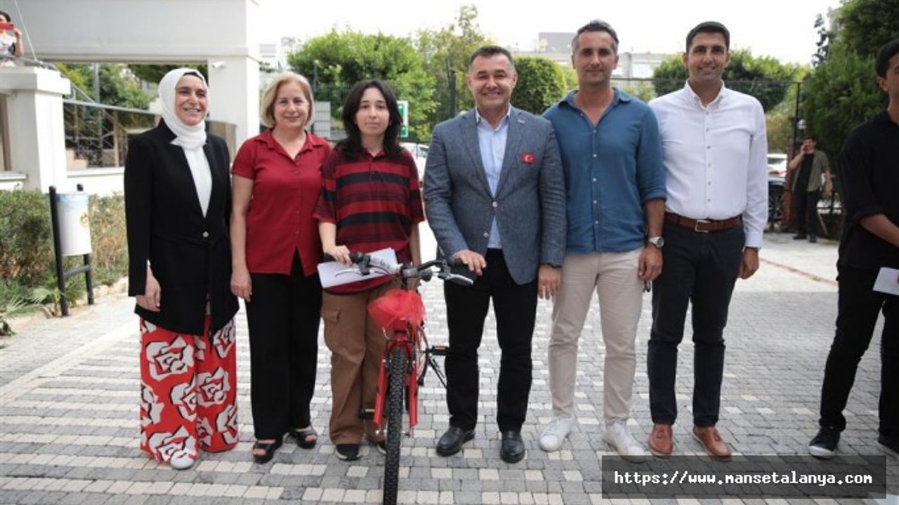 ALANYA'DA EN GÜZEL 100. YIL ŞİİR VE KOMPOZİSYON YAZAN ÖĞRENCİLER ÖDÜLLENDİRİLDİ