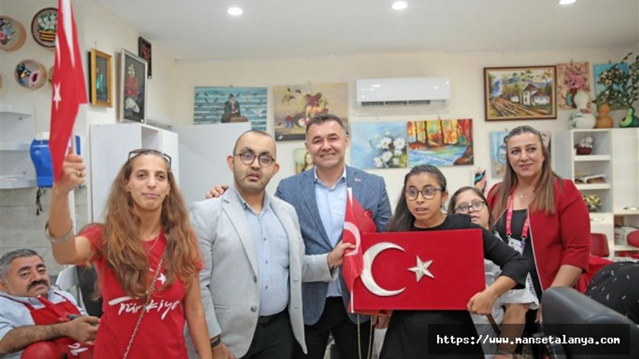 BAŞKAN YÜCEL ENGELLİ BİREYLERLE TÜRK BAYRAĞI TABLOSU YAPTI