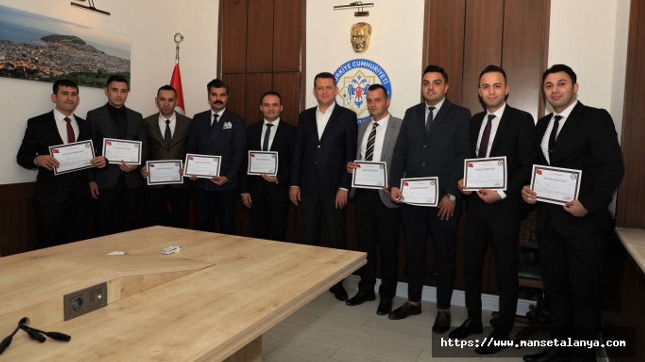 KAYMAKAM ÜRKMEZER’DEN İLÇE GÖÇ İDARESİ MÜDÜRLÜĞÜ MEMURLARINA BAŞARI BELGESİ