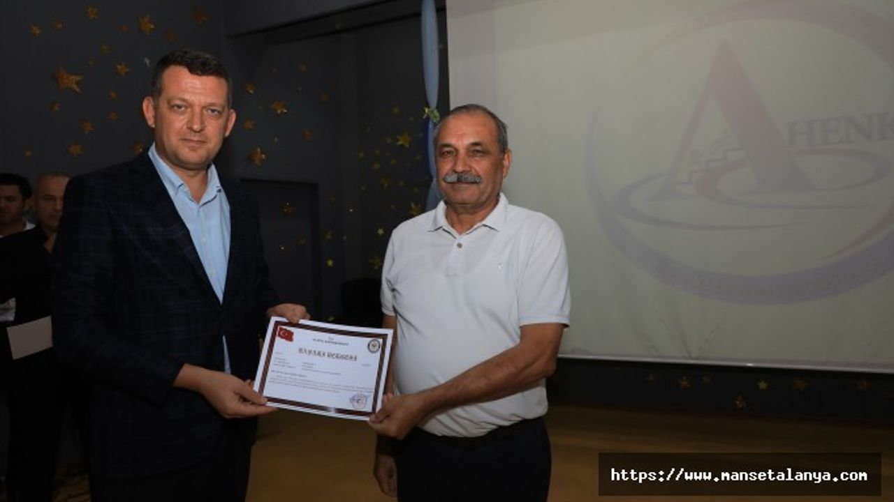 KAYMAKAM ÜRKMEZER’DEN MİLLİ EĞİTİM ÇALIŞANLARINA BAŞARI BELGESİ