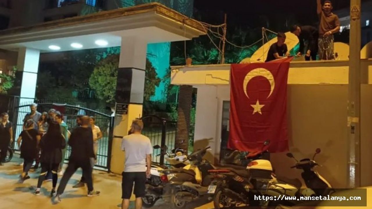 ZAFER PARTİSİ ALANYA DAKİ RUS SİTESİNE TÜRK BAYRAĞI ASTI