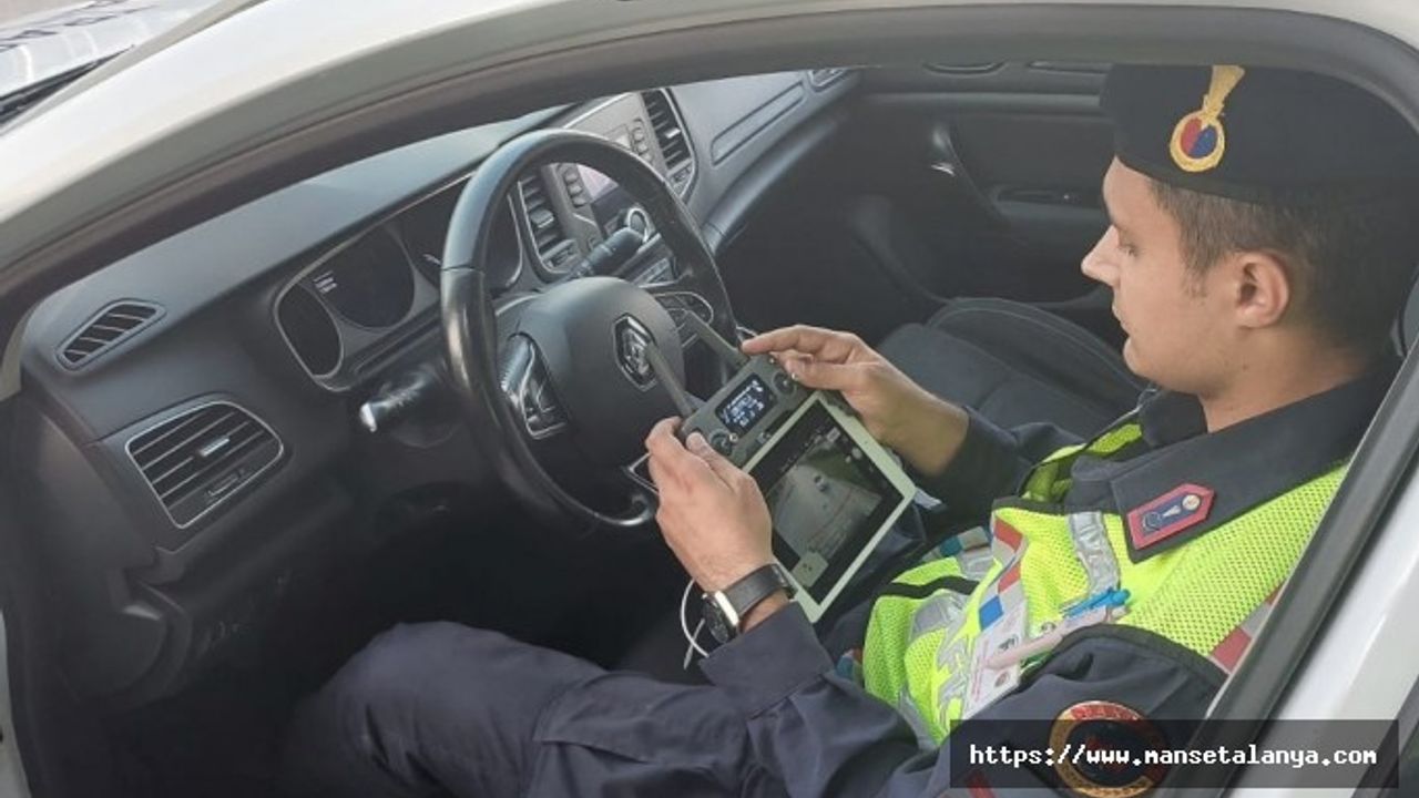 JANDARMA SEYİR HALİNDE CEP TELEFON KULLANANLARA CEZA YAĞDIRDI