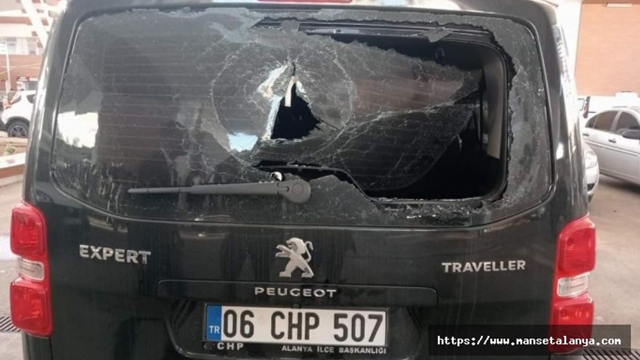 CHP Alanya yönetim kurulu üyelerinin içinde bulunduğu araca saldırı