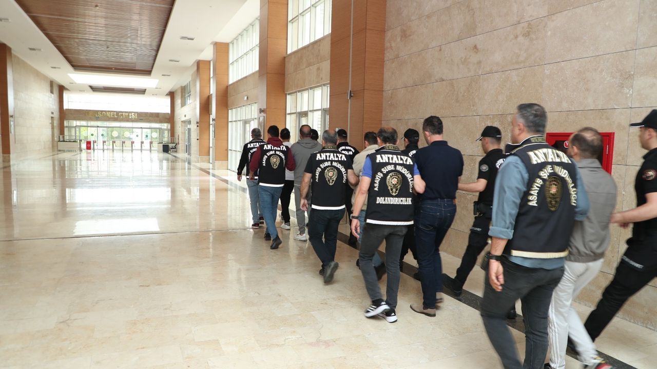 Filo Araçlarını İnternetten Satarak 120 Milyon TL Dolandırdılar! Antalya Polisi 10 Şüpheliyi Yakaladı