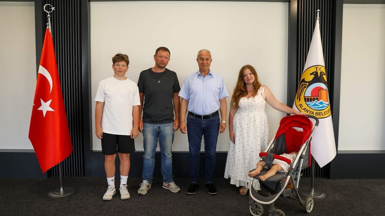 Rus Ailesi’ne Belediye’de Moral Ziyareti: Özçelik’ten Alanya Halkı Adına Özür
