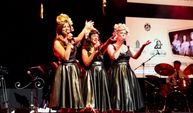 İngiliz Gelinler Alanya’yı Salladı: The Puppini Sisters Yağmur Çamur Dinlemedi!