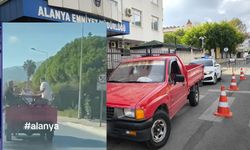 Alanya'da Kamyonet Kasasında Masa-Sandalye ile Seyahat Edenler Hakkında İşlem Yapıldı