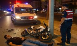 Mahmutlar’da Gece Kazası: Motosiklet Direğe Çarptı, Sürücü Yaralı