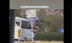 Alanya’da Gündüz Vakti Şok Görüntü: Turist, Yön Levhasına Çıkıp Direk Dansı Yaptı