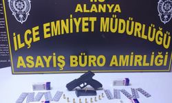 ALANYA DA GECE YARISI ŞÜPHE UYANDIRDI: ÜZERİNDEN SİLAH VE YÜZLERCE UYUŞTURUCU HAP ÇIKTI