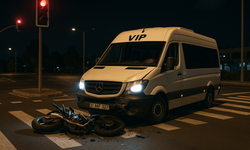 VIP Tur Minibüsü Kırmızı Işıkta Geçti: Motosiklet Sürücüsü Hayatını Kaybetti