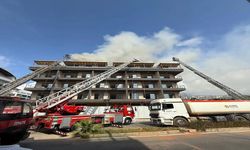 Alanya Oba’da İnşaat Yangını: Dumanlar Gökyüzünü Kapladı, İtfaiye Zamanında Yetişti