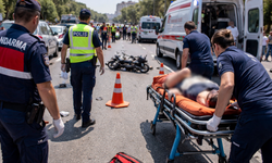 Alanya’da saniyelerle gelen kaza: Motosiklet sürücüsü hastaneye kaldırıldı