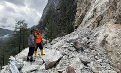 Büyükşehir ekipleri Alacami’de zamana karşı yarıştı: Heyelan yolu kapattı, ekipler açtı