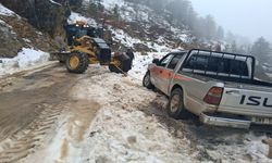 Taşatan yolunda kar esareti: Büyükşehir ekipleri mahsur kalanları kurtardı