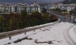 Alanya’da Dolu ve Sağanak Alarmı: İlçe Merkezi Beyaza Büründü