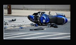 Alanya’da motosiklet kazası: Sürücü yola savruldu