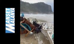 ALANYA’DA FIRTINA VURDU! SAHİLDE BÜFELER HASAR GÖRDÜ