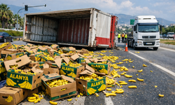 Alanya’dan Yüklenen Muzlar Yola Saçıldı: Kamyonun Kasası Yolda Kaldı