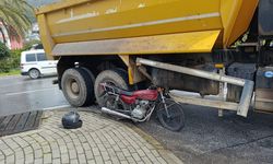 SON DAKİKA: Dinek’te feci kaza! Motosiklet kamyonun altına girdi