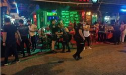Alanya Barlar Sokağı’nda 6 Yoklama Kaçağı ve Kaçak Alkol Operasyonu