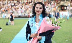 ALKÜ’de Çifte Mutluluk: Anne Mezun Oldu, Kız Kanseri Yendi!