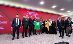 ANKARA’YA ALANYA ÇIKARMASI! FATİH ERBAKAN’A ALANYASPOR FORMASI HEDİYE EDİLDİ