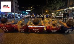 Alanya'da tatil yapan Norveçliler, Brezilya galibiyetini böyle kutladı. kürek çektiler