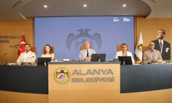 Alanya Belediye Meclisi’nde yoğun gündem: Başkan Özçelik’ten dikkat çeken açıklamalar
