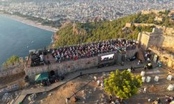 Surda Gün Batımı, Sahnede Kerem Görsev: Alanya Kalesi’nde Caz Büyüsü