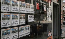 ALANYA’DA EMLAK PİYASASI KİLİTLENDİ: VİTRİNDEKİ BİR YILLIK İLANLAR GERÇEĞİ ELE VERİYOR