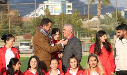 ALANYA'DA KAMP YAPAN KADIN FUTBOL TAKIMINA ALTSO BAŞKANI ERDEM'DEN DESTEK