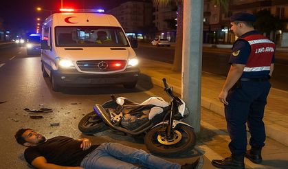 Mahmutlar’da Gece Kazası: Motosiklet Direğe Çarptı, Sürücü Yaralı